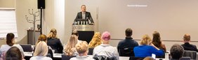Der Vorstandsvorsitzende der NADA, Dr. Lars Mortsiefer, bei seiner Begrüßung beim Anti-Doping-Workshop 2025