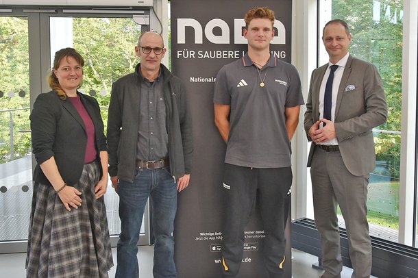 Der Vorstand der NADA mit Prof. Dr. Andreas Thomas und  Flossenschwimmer und zweifache World-Games-Sieger Marek Leipold beim Journalist*innen-Workshop. 