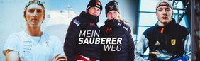 Vier junge Wintersportlerinnen und Wintersportler in Sportbekleidung stehen vor einer alpinen Bergkulisse, mittig der Schriftzug „Mein sauberer Weg“.