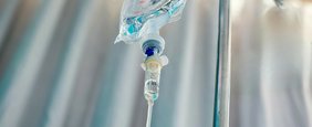 Eine Infusionslösung an einem Tropf