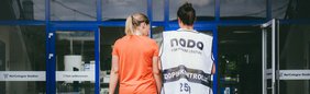 Nachgestellte Situation einer Dopingkontrolle bei einer Athletin mit einer Dopingkontrolleurin. 