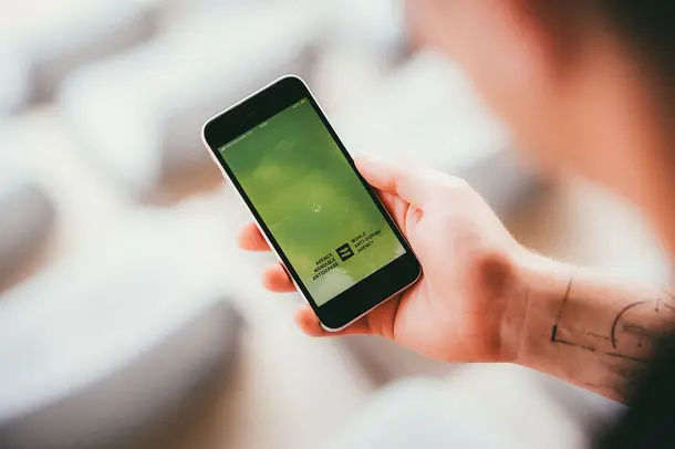 Smartphone mit dem WADA Athlete Center, dem Meldesystem für Aufenthaltsinformationen und Anti-Doping-Verfahren.