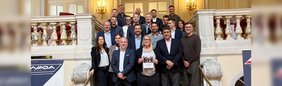 Gruppenfoto von Teilnehmenden eines internationalen Anti-Doping-Treffens auf einer repräsentativen Treppe in einem historischen Gebäude.
