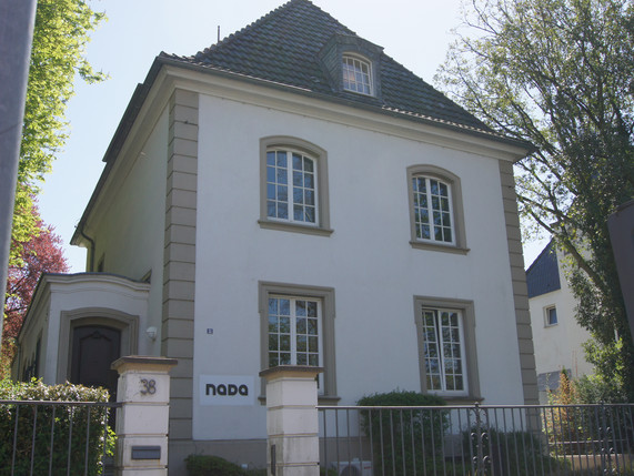Auf dem Bild ist das Büro-Gebäude der NADA. Die NADA hat ihr Büro-Gebäude in der Stadt Bonn, in Nordrhein-Westfalen.