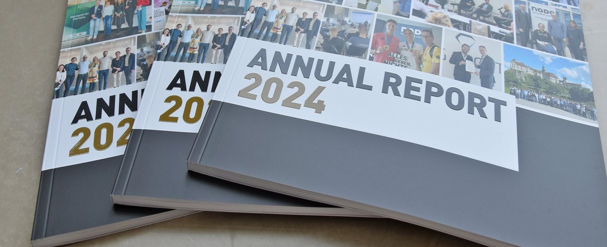 Mehrere englische Jahresberichte der NADA von 2024 übereinander.