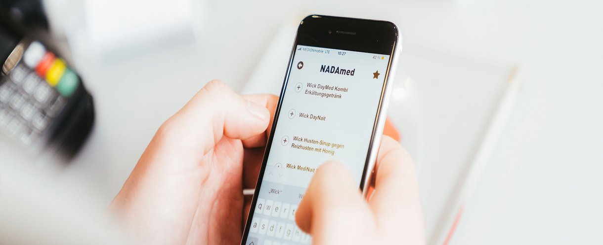 Person prüft die Dopingrelevanz eines Medikaments über die NADAmed-App auf einem Smartphone.