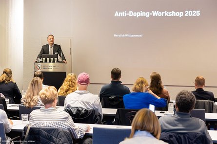 Der Vorstandsvorsitzende der NADA, Dr. Lars Mortsiefer, bei seiner Begrüßung beim Anti-Doping-Workshop 2025