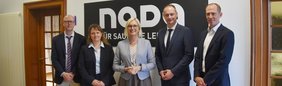 Die Staatsministerin für Sport und Ehrenamt mit dem NADA-Vorstand und den Leitern der Labore.
