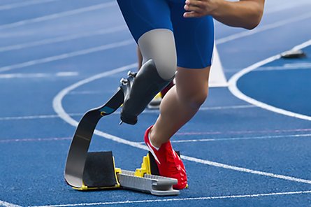 Ein Para-Sprinter im Startblock