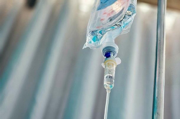 Eine Infusionslösung an einem Tropf