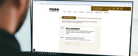 Person an einem Bildschirm die den TUE-Navigator der NADA gestartet hat.