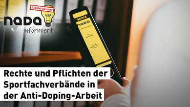 Person hält einen Aktenordner in der Hand.