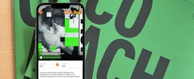 Ein Handy mit dem neue E-Learning für Trainerinnen und Trainer