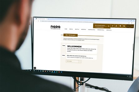 Person an einem Bildschirm die den TUE-Navigator der NADA gestartet hat. 
