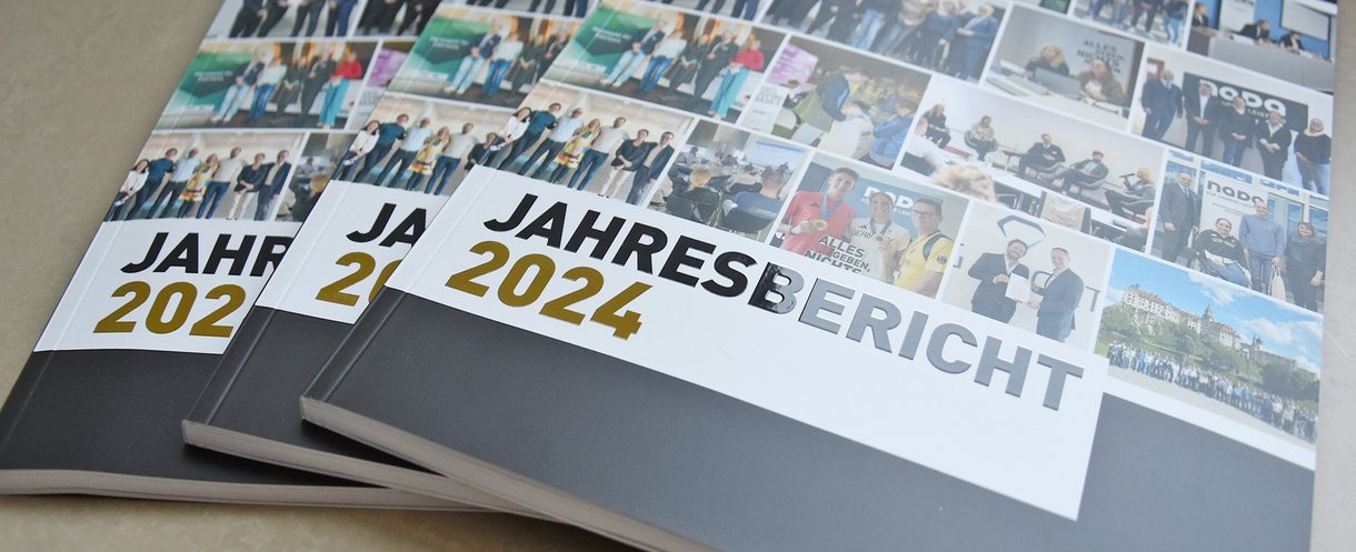 Mehrere Jahresberichte der NADA von 2024 übereinander. 