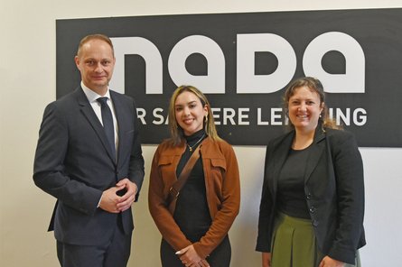 Exekutivsekretärin der Agencia Nacional Antidopaje del Paraguay, Dr. Silvia Patiño, mit NADA-Vorstand, Dr. Lars Mortsiefer und Dr. Eva Bunthoff.
