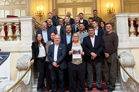 Gruppenfoto von Teilnehmenden eines internationalen Anti-Doping-Treffens auf einer repräsentativen Treppe in einem historischen Gebäude.