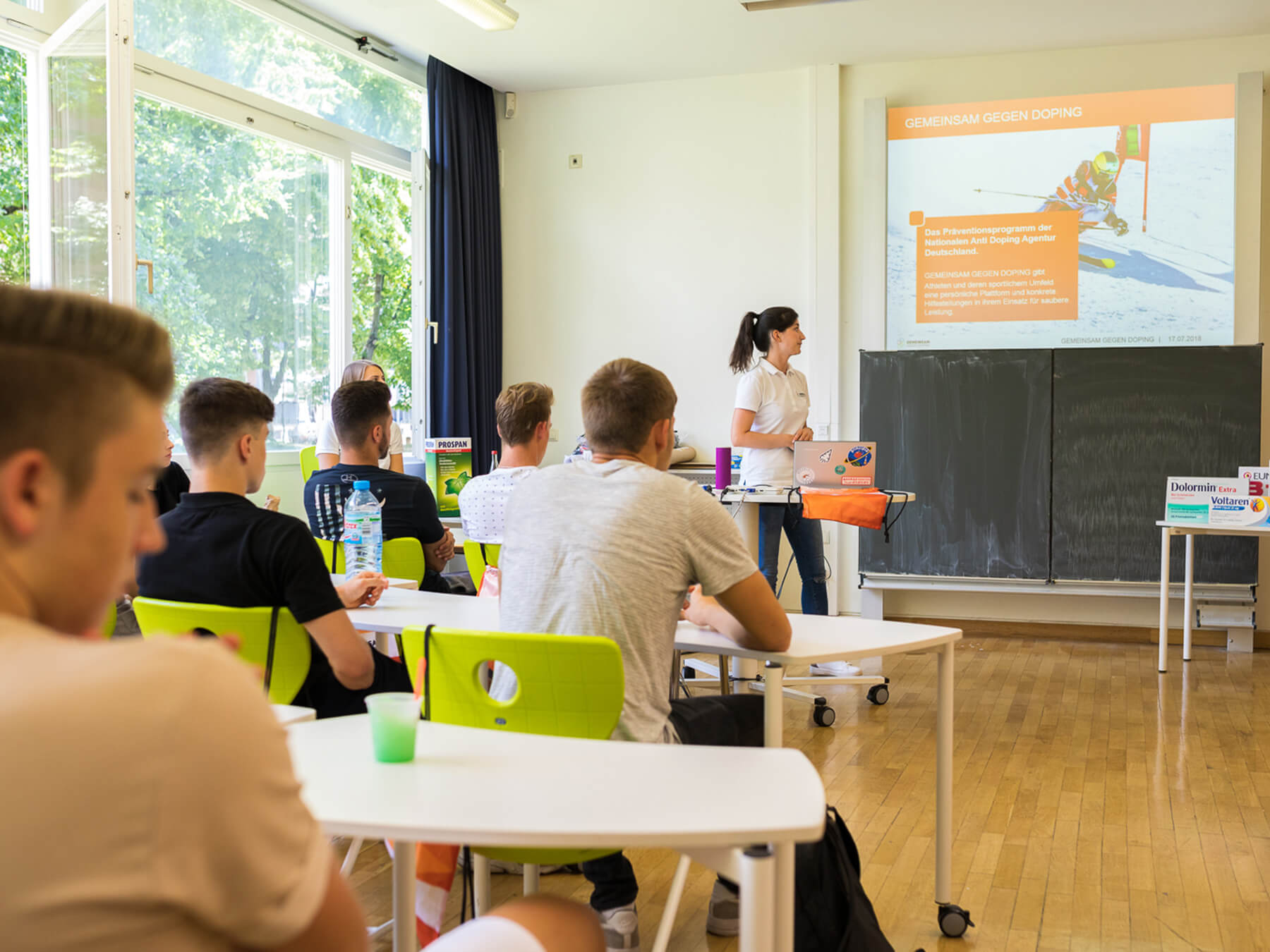 Schulungsleiter stehen vor Klasse