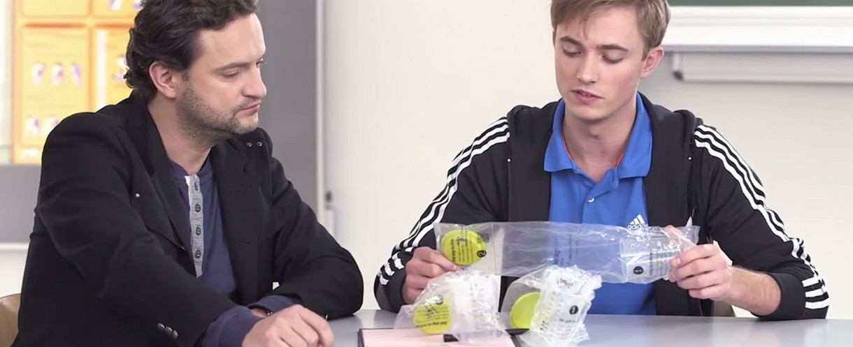 Kontrollablauf Sportler packt Kontrollbehälter aus