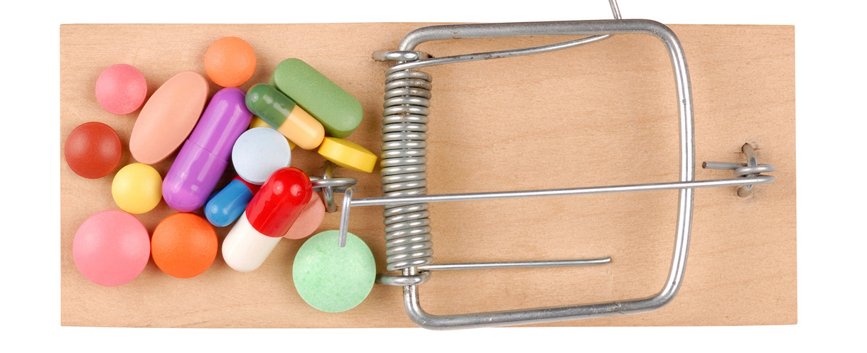 Eine Mausefalle mit vielen verschiedenen bunten Tabletten.