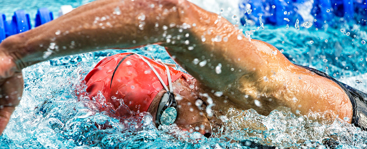 Schwimmer beim Kraueln im Becken